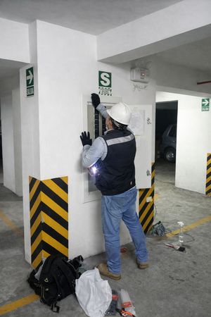 Revisión de sistemas de puesta a tierra asociados a tableros