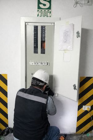 Instalación de bancos de condensadores para eficiencia energética