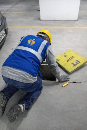 Sujeción y rotulado de conductores en tableros eléctricos
